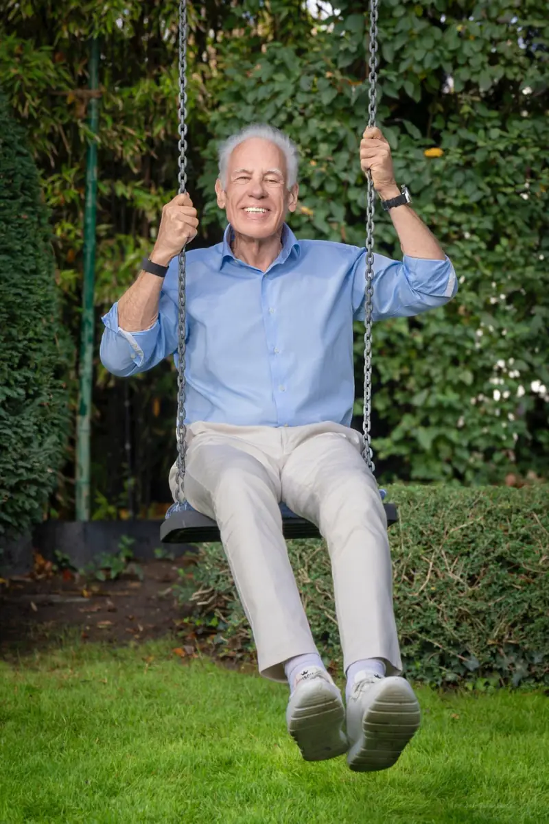 Prof. Dr. Günter Dhom auf einer Schaukel